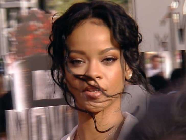 Rihanna me veshje fluoreshente rrugëve të New Yorkut