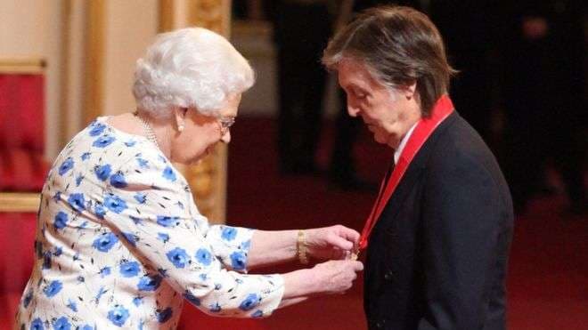 Paul McCartney nderohet nga Pallati Bucingham