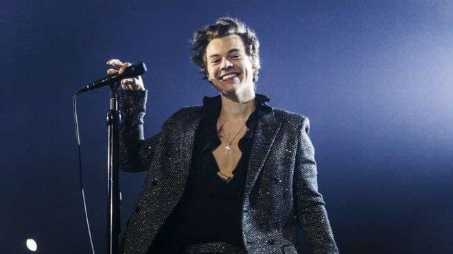 Harry Styles vë unaza me inicialet e tij (FOTO)