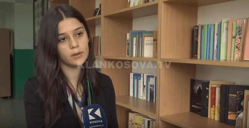 Adoleshentja i bën shkollat me biblioteka (VIDEO)