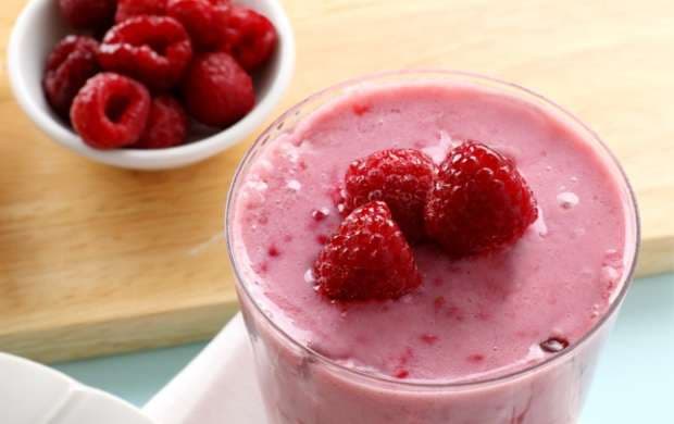 Smoothie me pjeshkë dhe mjedra