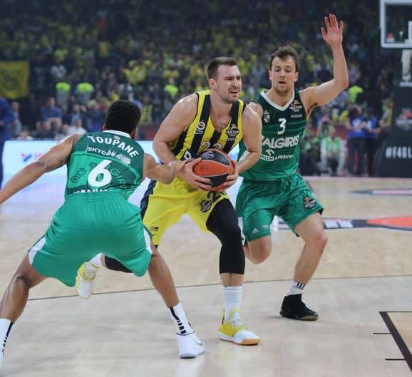 Fenerbahçe mposht Zhalgiris, shkon në finale të Final Four (VIDEO)