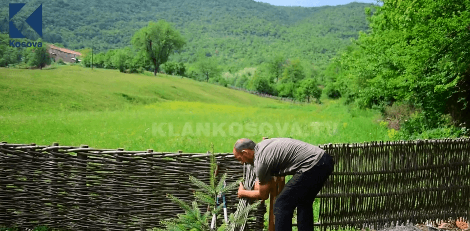 Asllan Demiri, mjeshtri i konstruksioneve nga thuprat (VIDEO)