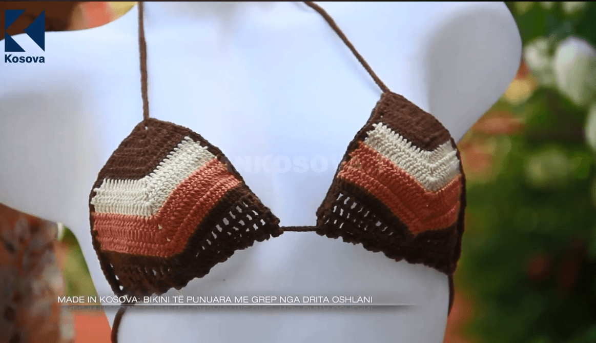 Bikini nga pambuku të punuara me grep (VIDEO)