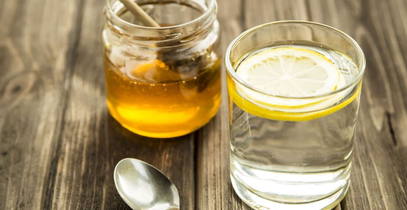 Niseni ditën me ujë me limon dhe mjaltë