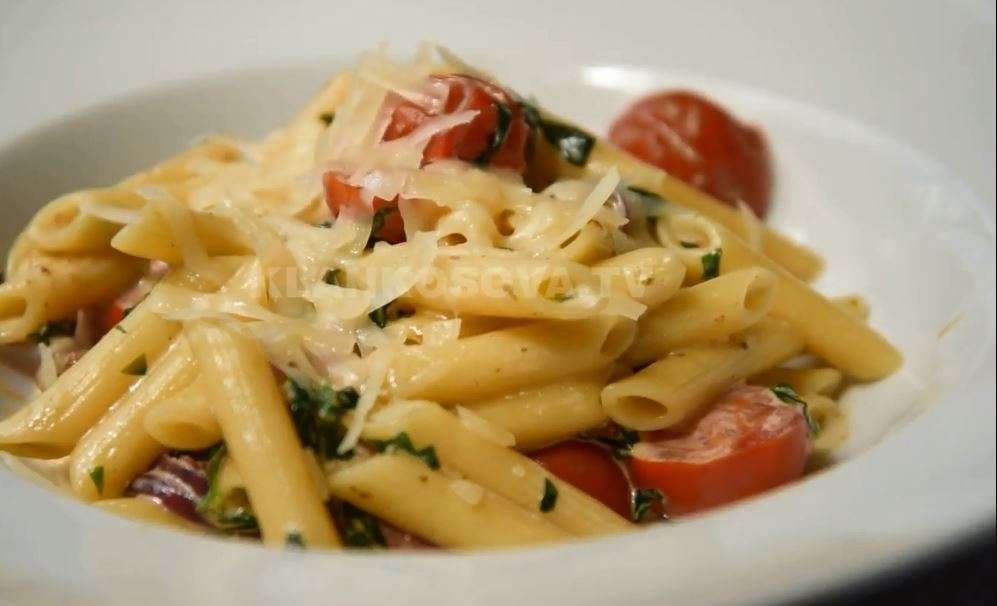Pasta me mish të thatë dhe spinaq (VIDEO)