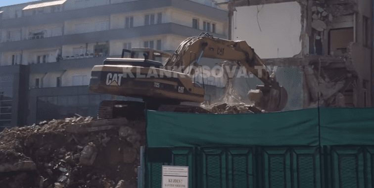 Vushtrri, nis rrënimi i pjesëshëm i qendrës së kulturës (VIDEO)