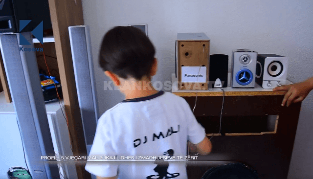  5 vjeçari Mali Zukaj, talenti i lidhjes së zmadhuesve të zërit (VIDEO)