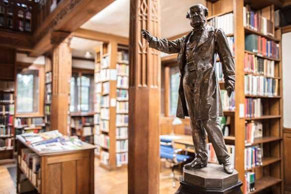Biblioteka e vetme në botë ku mund të flini në mesin e librave (VIDEO)