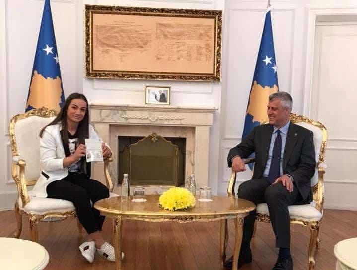 Majlinda Kelmendi pranon Pasaportën Diplomatike nga Presidenti Thaçi