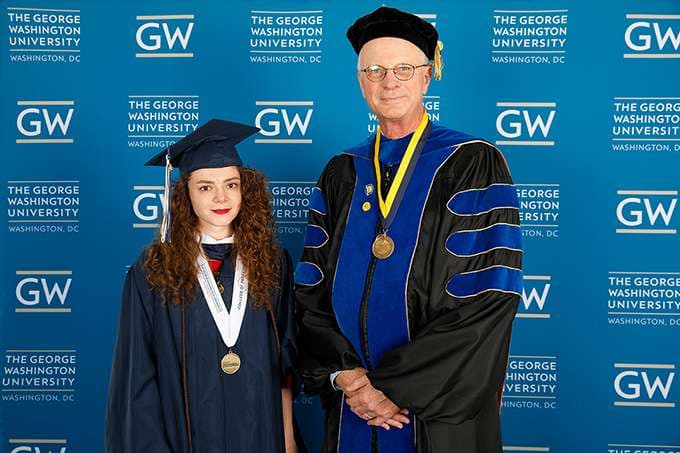 Studentja kosovare Fjollë Caka nderohet me çmimin George Washington në SHBA