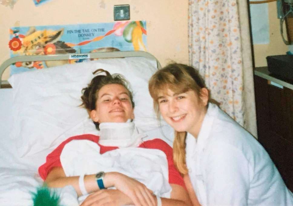 E mbijetuara e kancerit takohet me infermieren pas 30 vjetësh