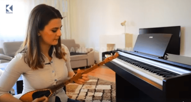Doruntina Rexhepi vajza që ka pasion çiftelinë (VIDEO)
