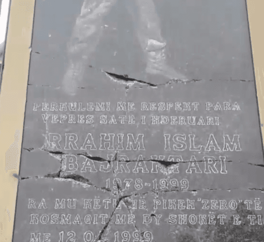 Dëmtohet pllaka përkujtimore e dëshmorit në Krajkovë (VIDEO)