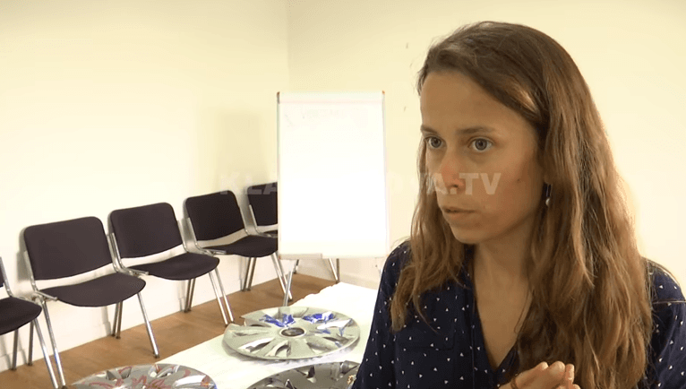 Kosovarja sjell ekspozitë nga rrugëtimi i ikjes (VIDEO)