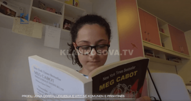 Jona Qorraj, vajza që lexoi 120 libra në vit (VIDEO)