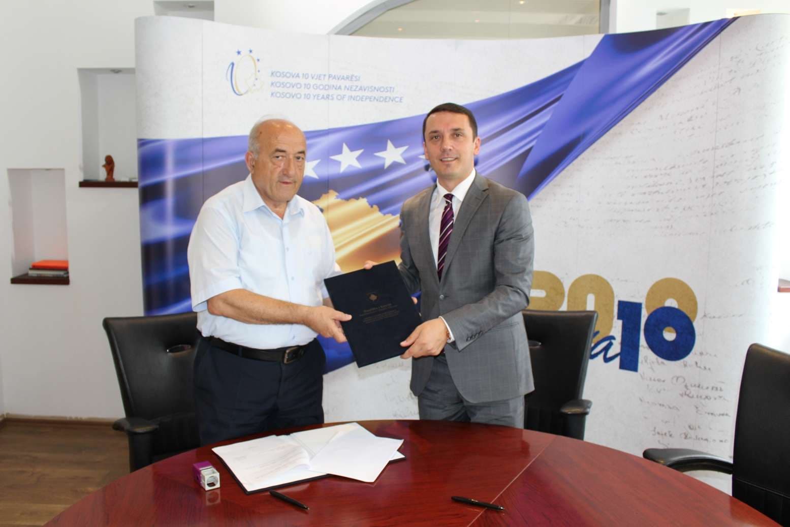 Ministria e Kulturës përkrah shkrimtarët me 15 mijë euro