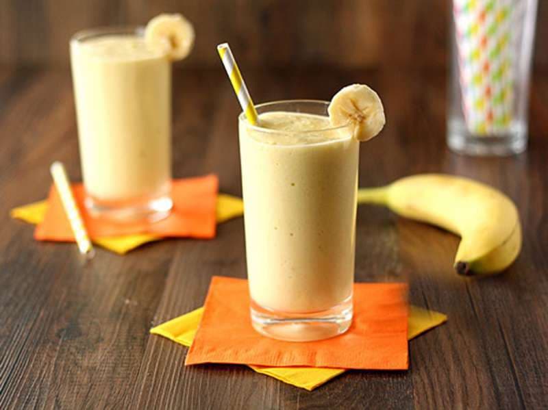 Smoothie me kos, banane dhe kivi (VIDEO)