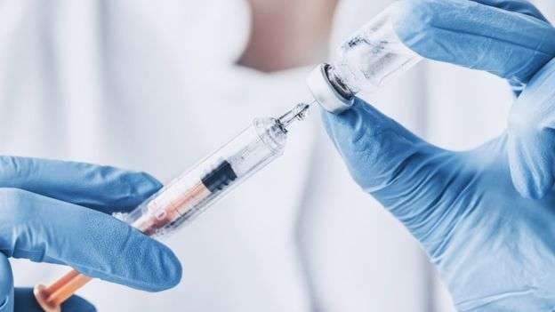 Vaksina kundër HIV premtuese në testimet e para tek njerëzit