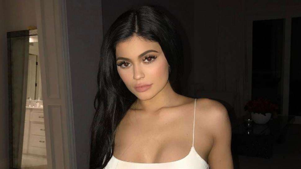 Kylie Jenner merr petulla të Krispy Kreme në Ditën Nacionale të Shefave
