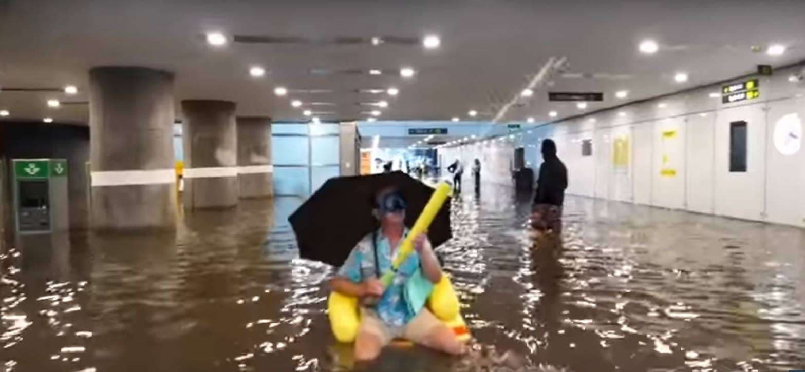 Në Suedi stacioni i përmbytur nga uji shndërrohet në pishinë (VIDEO)