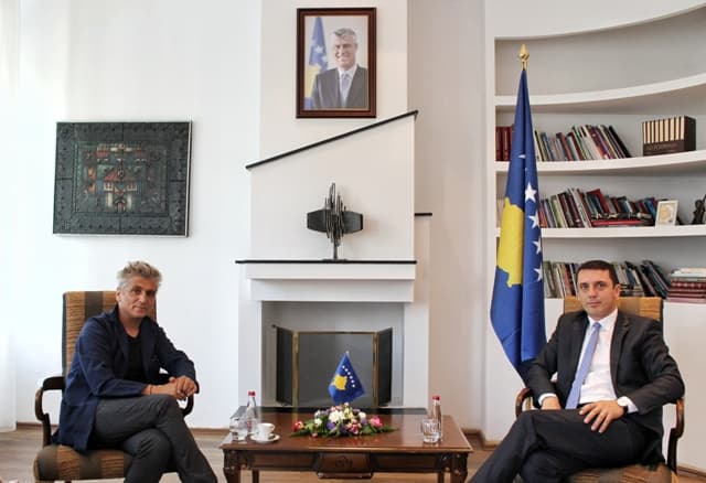 Gashi i dhuron Sislej Xhafës “Hyjneshën në Fron” (FOTO)