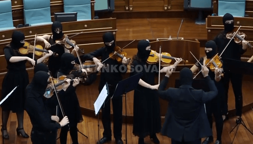 Sislej Xhafa sjell artin në Kuvend (VIDEO)