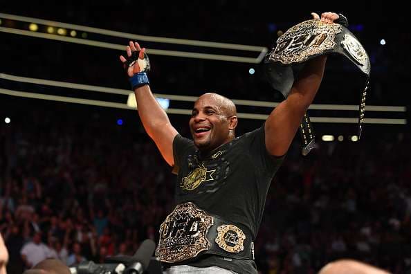 Daniel Cormier shokon të gjithë – nokauton Stipe Miocic (VIDEO)