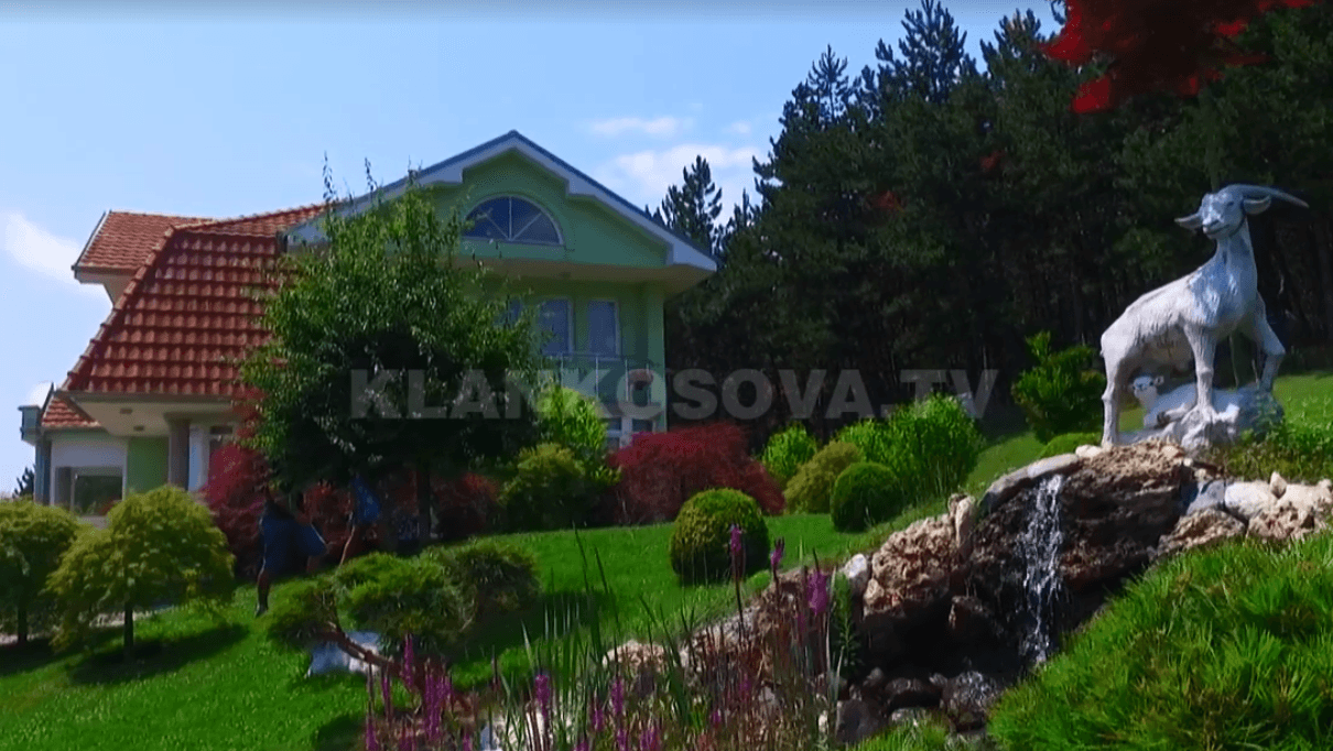 Në kopshtin 10 hektarësh të Xhevdet Isufit nga Kamenica (VIDEO)
