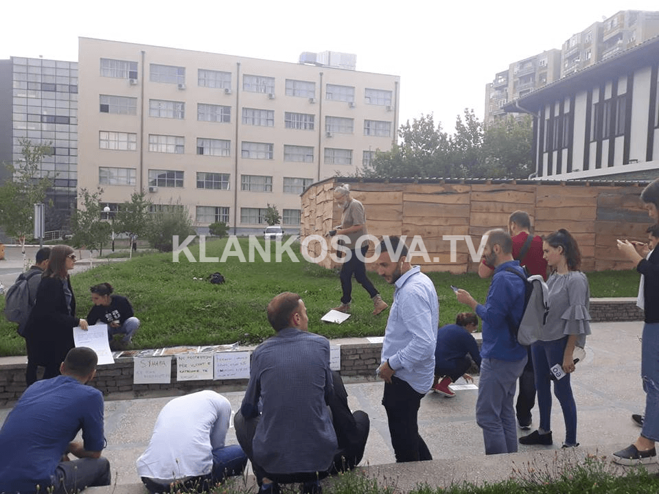 Organizata “Të bashkuar për kafshët” proteston kundër instalacionit me lopë të Sislej Xhafës