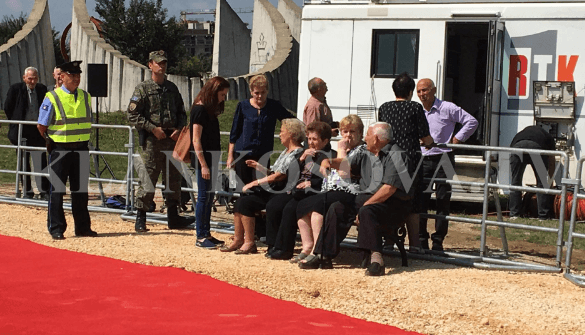 Bashkëshortja e Adem Demaçit arrin tek varrezat e Velanisë (FOTO)