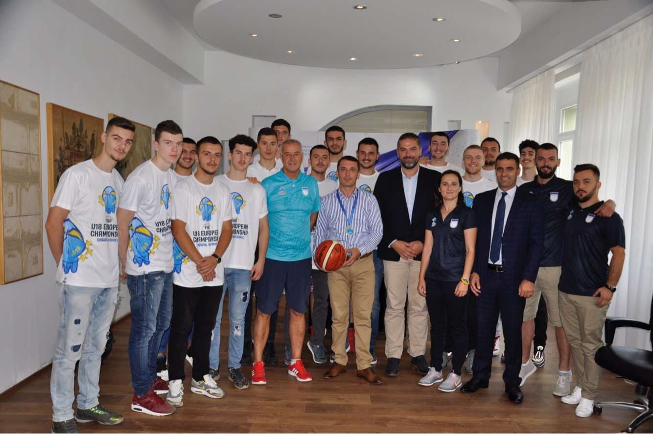  Gashi takon basketbollistët e Përfaqësueses së Kosovës, fitues të Kampionatit Evropian