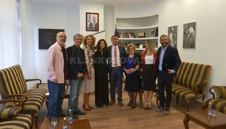 Kosova i jep çmim gjyshit të Rita Orës (VIDEO)