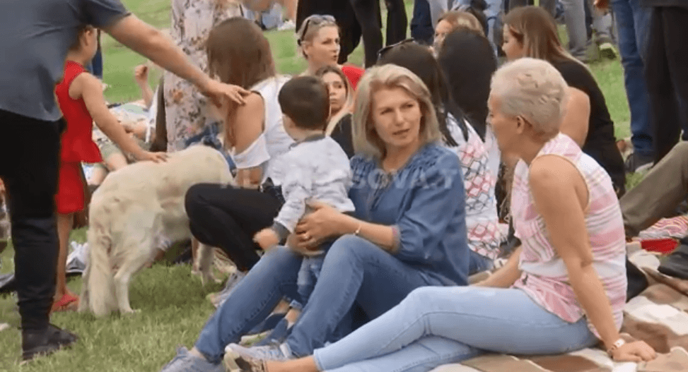 Kujtohet dasma e parë me flamur kombëtar (VIDEO)