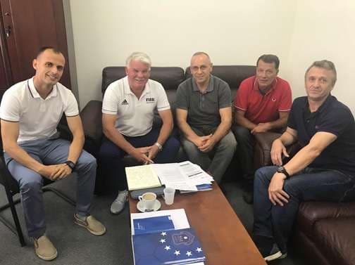 FFK-ja pret instruktorin e FIFA-s