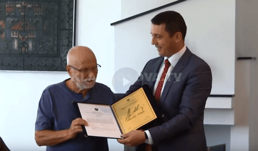 Piktori Xhevdet Xhafa fiton çmimin e parë “Muslim Mulliqi” (VIDEO)