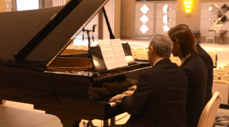 Pianistet virtuozë nga Izraeli, luajnë me pesë duar në dy piano
