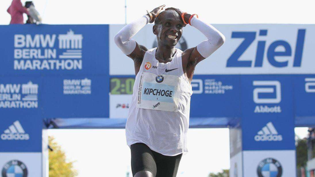 Kipchoge triumfon në maratonën e Berlinit, vendos rekord të ri