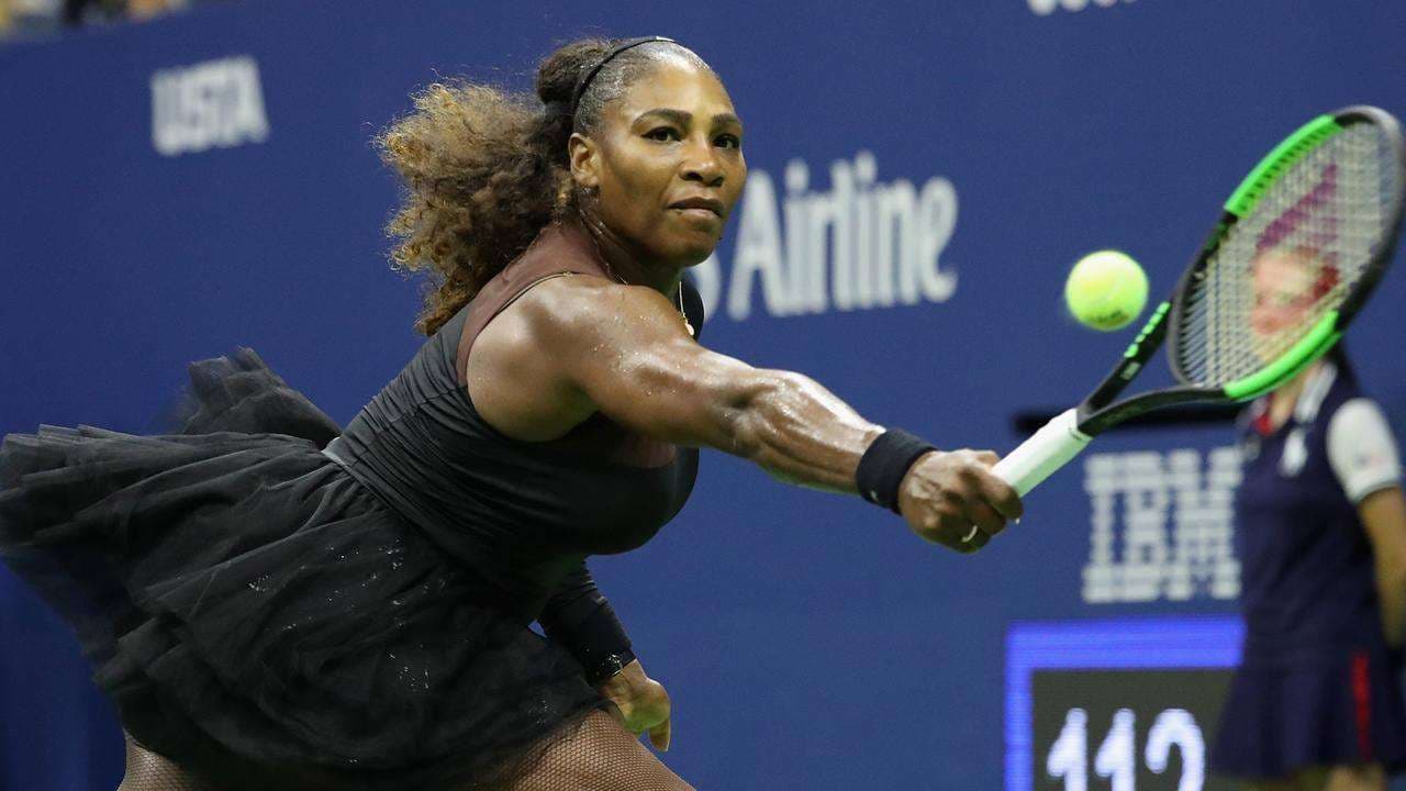 Serena Williams fiton ndeshjen me një kostum interesant