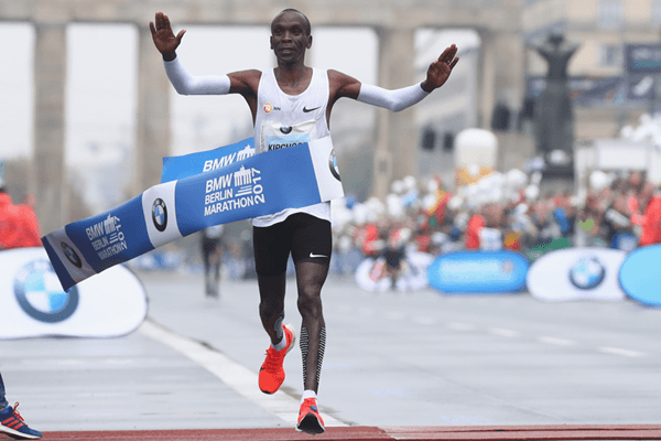 Eluid Kipchoge thyen rekordin botëror në maratonë