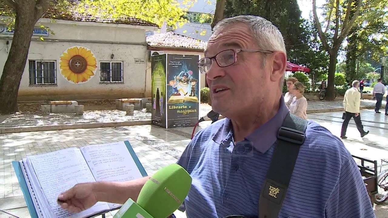 Me kitarë në rrugë si Leonard Cohen, kështu fiton jetesën 68 vjeçari(VIDEO)