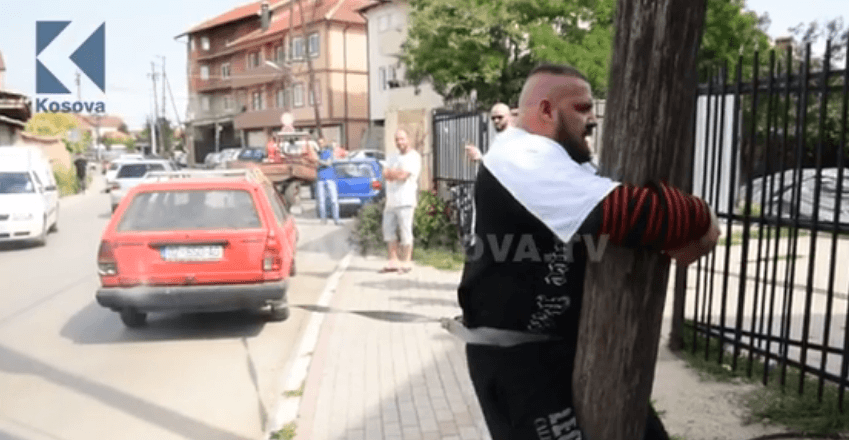 Bujar Muli me rekorde, 1200 kg në shpinë, 500 kg në bark dhe ndal traktorin (VIDEO)