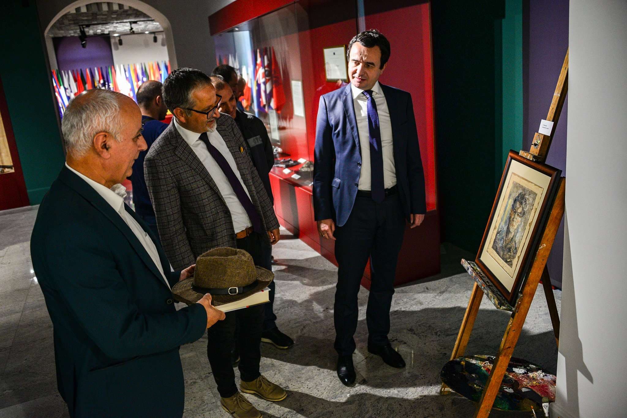 Albin Kurti viziton ekspozitën e piktorit Emrush Xhemajli (FOTO)