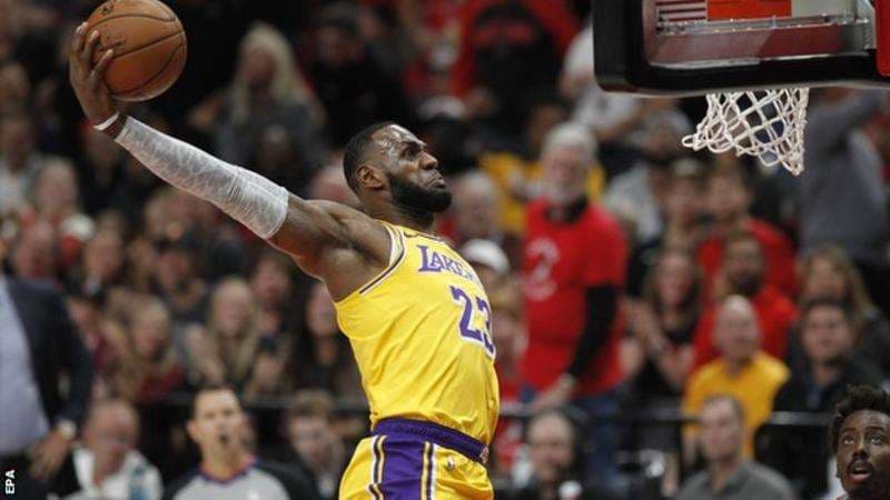 Mbreti pëson në debutim për Lakers (VIDEO)