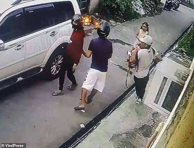 Tetëvjeçarja e guximshme, përleshet me të armatosurit që i sulmuan babain (VIDEO)