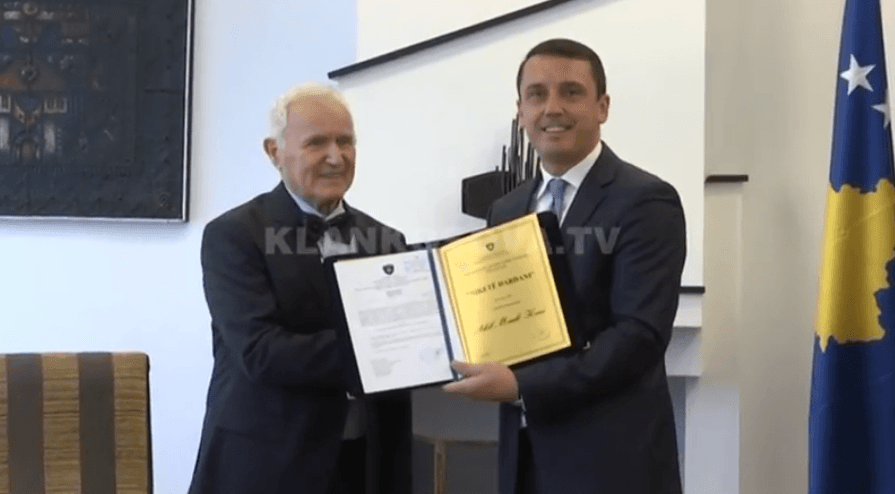 Kompozitori Akil Koci nderohet me çmimin ''Niketë Dardani'' (VIDEO)