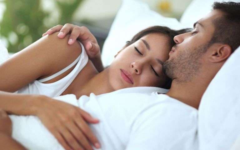 Të flesh me partnerin bën mirë për shëndetin