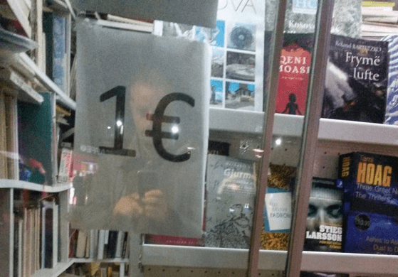 Shet librat nga 1 euro që ta paguajë qiranë e shtëpizës në shesh