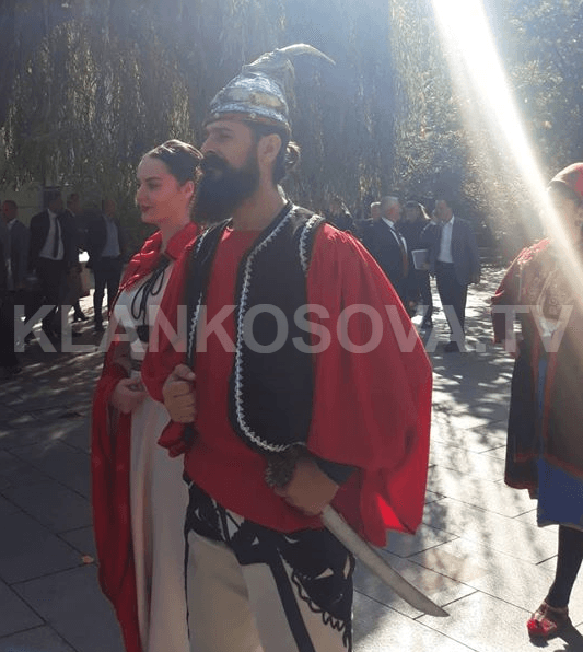 Skënderbeu ''përshkon'' sheshet e Prishtinës (FOTO)