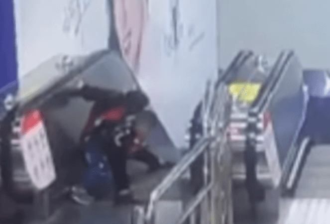 Nuk dinte të përdorte shkallët lëvizëse, rrëzohet bashkë me nipin (VIDEO)